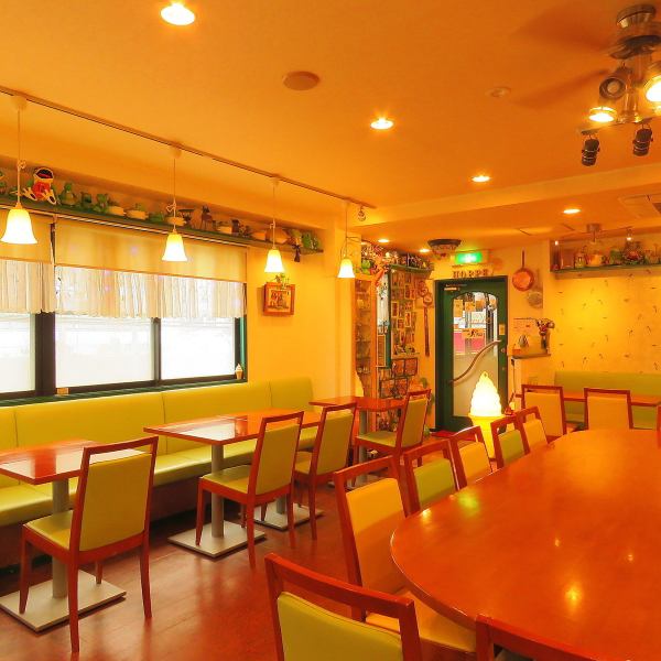 [1 minute walk from Kashimada Station] The interior is bright and open with white and green.There is also a large table in the center, so you can have a charter party.We also have multiple table seats that can be connected according to the scene, so please feel free to use it ♪ We also accept reservations from 15 people.