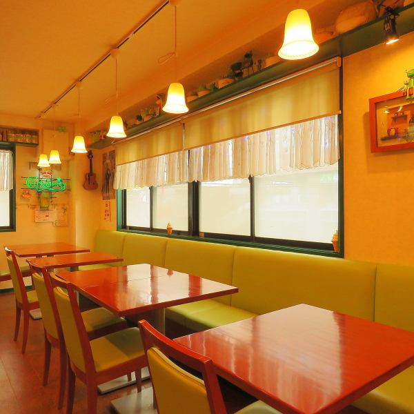 Since the table seats are basically for two people, you don't have to worry about the surroundings even if you eat alone, and I'm happy that you are comfortable ♪ Our shop is on the second floor, so you can spend a relaxing time away from the hustle and bustle of the city ◎ Always with windows We are ventilating.