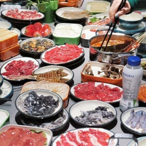 <p>店内に一歩足を踏み入れると、400席を完備した圧倒的な大空間が広がります♪席の間隔をゆったりと持たせた贅沢な空間設計になっており、お席が広いのでお荷物が多い日でも安心。落ち着いた内観は、都会の喧騒を忘れてリラックスできる極上の居心地です。少人数から大人数まで、どんなシーンにもマッチする万能な空間です。</p>