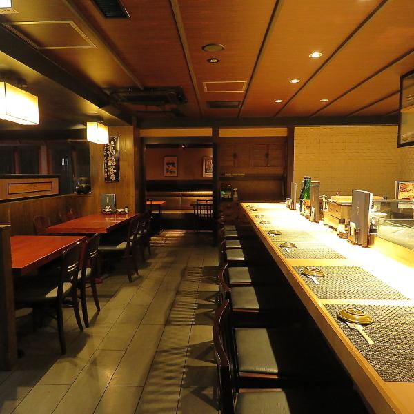 温かな木目調と和モダンな雰囲気がとってもお洒落！カウンター席もおすすめ。テーブルは奥行きがあり広々。また、目の前で調理される様子も見やすくなりました。お一人様やお連れ様などとお食事、女子会を楽しむのにも最適★誕生日や歓迎会にも◎テイクアウトも可能ですので、詳細は係までお尋ねください。