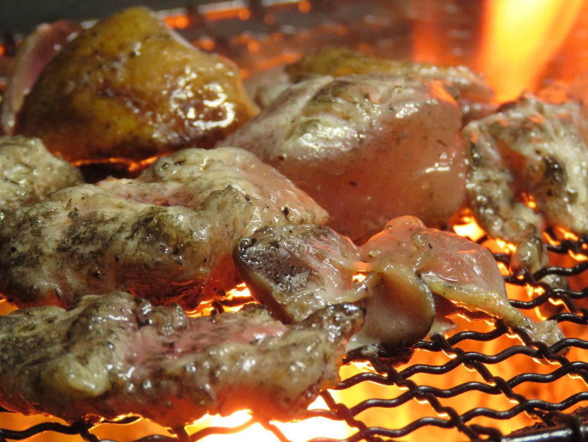 名物『地鶏炭火焼』をはじめ肉料理を多数ご用意！