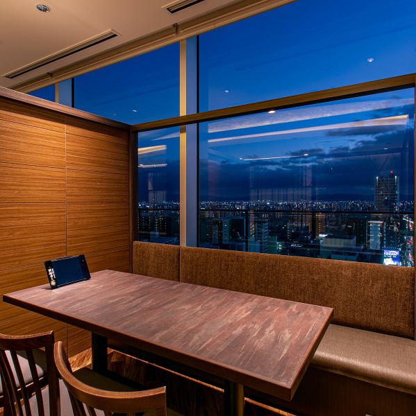 视野极佳 ◎ 可以看到夜景的桌子和吧台座位。