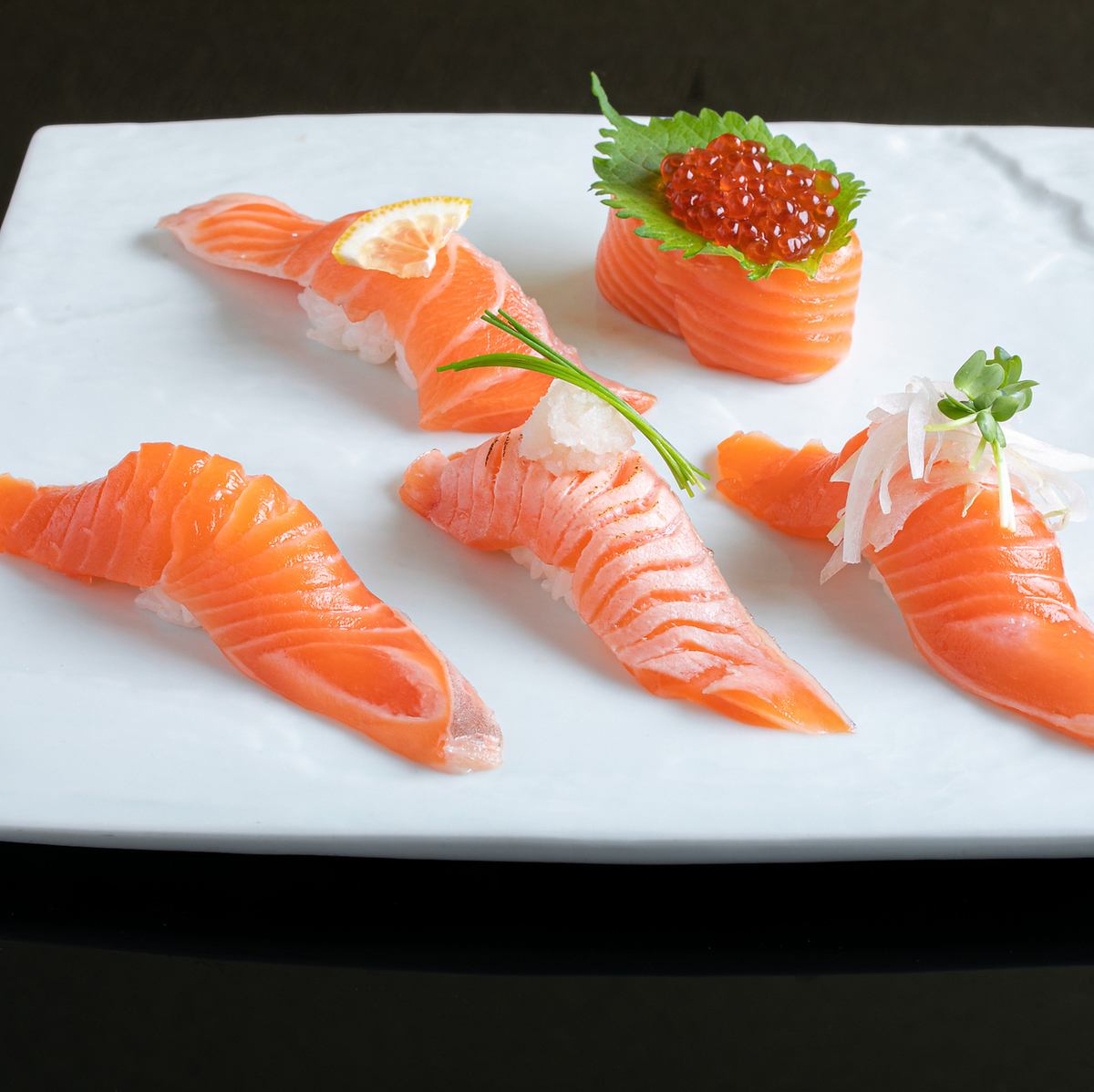 An abundant lineup of sushi such as salmon and Hokkai sushi!