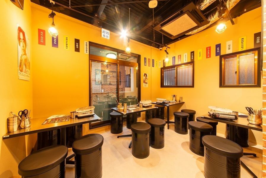 明るい黄色の壁が印象的で、ポスターや提札のデザインが賑やかなレトロ韓国居酒屋風の空間。活気ある雰囲気で、サムギョプサルや鍋を囲むのに最適。友人同士やグループ利用に向いており、自然と会話も盛り上がる楽しい席です。