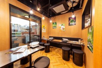 【3階席】木目調の温かみある店内で、肩肘張らずに楽しめる定番の座りやすいテーブル席。ポスターが並ぶ韓国食堂風の雰囲気は、料理の香りと相まって気分UP。長時間の飲み会や宴会にもぴったりで、ゆっくり語り合いたい食事シーンにおすすめです。【伏見/飲み放題/宴会/貸切/忘年会/新年会/韓国料理/焼肉/サムギョプサル】