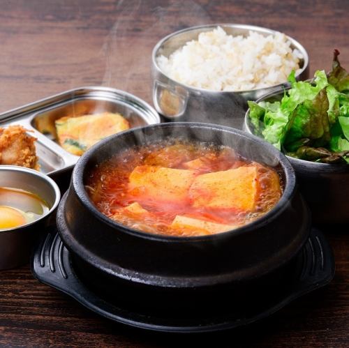 パルのランチ【スンドゥブセット】スンドゥブ・ライス・パンチャン・サラダ