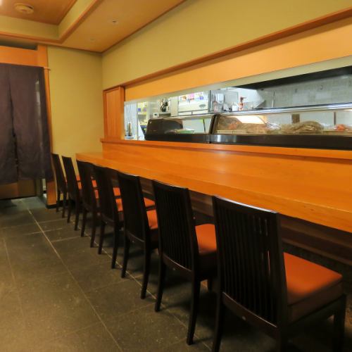 <p>【落ち着いたカウンター席】当店のカウンター席は、7名様までご利用可能です。職人の技を間近で楽しみながら、旬の料理とお酒を堪能できます。落ち着いた雰囲気の中で、特別なひとときをお過ごしください。お一人様はもちろん、大切な方とゆったりとした時間をお楽しみいただけます。</p>