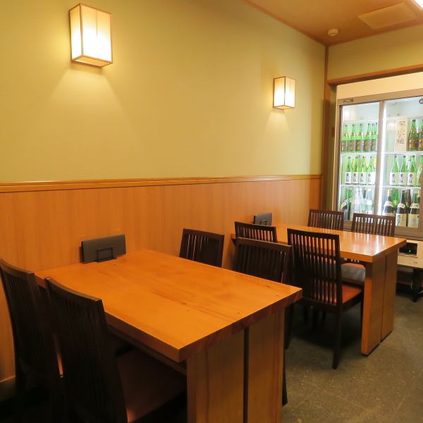 【ゆったりとしたテーブル席】当店のテーブル席は、4名様用が2卓、2階にも同様の席をご用意しています。落ち着いたインテリアの中、友人やご家族と共にお食事を楽しむのに最適です。プライベート感を大切にした空間で、心地よい会話と共に美味しい料理をお楽しみください。