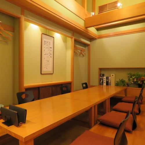 <p>【くつろげる個室のご案内】10名様でご利用いただける個室を完備しております。ゆったりとしたプライベート空間で、接待や特別な会食に最適です。周囲を気にせず落ち着いた雰囲気の中で、大切なひとときをお過ごしいただけます。お料理とお酒を存分に楽しむ贅沢な時間をご提供致します。</p>