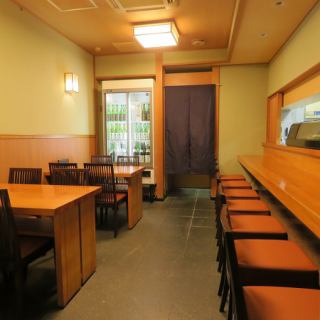 【居心地の良いテーブル席】当店のテーブル席は、4名様用が2卓あり、友人や家族との食事にぴったりです。温かみのあるインテリアと落ち着いた雰囲気が、心地よい会話を引き立てます。特別な料理と共に、楽しいひとときをお楽しみください。