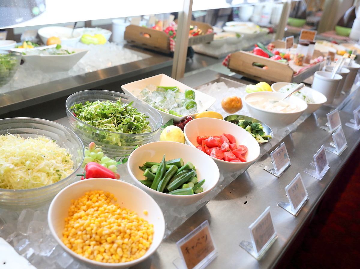 All-you-can-eat fresh salad, a wide variety of ice bars, and side menus ♪