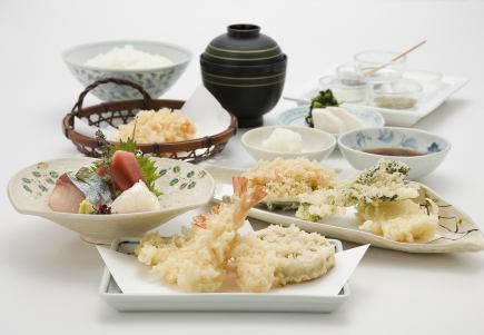 【ランチ限定】刺身、海老二尾、魚介二品などを楽しめるつな八贅沢ランチ　潮御膳　4510円(税込)