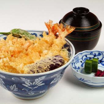 【ランチ限定】大海老二尾、野菜二品、小海老のかき揚げなどを楽しめるおすすめ天丼2090円(税込)