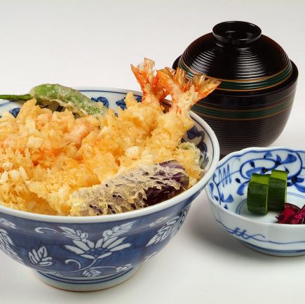 【ランチ限定】大海老二尾、野菜二品、小海老のかき揚げなどを楽しめるおすすめ天丼2090円(税込)