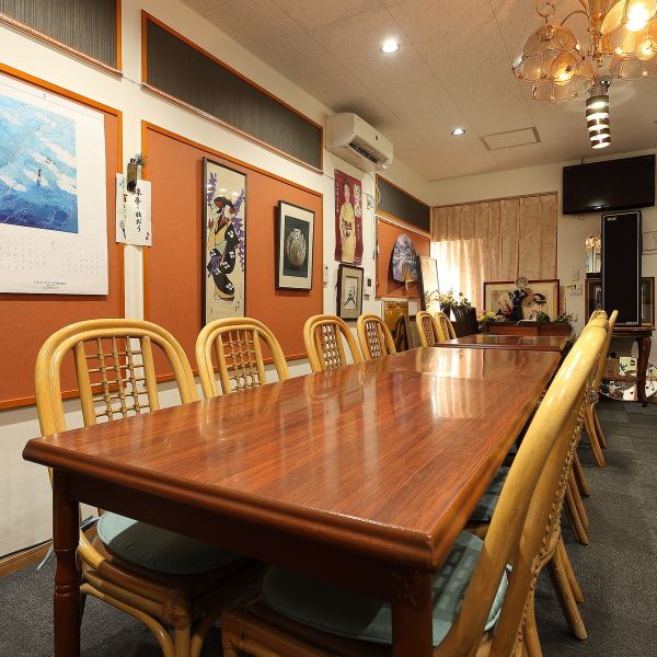 【大人数での宴会に最適な広々空間】店内には広々とした宴会場を完備しており、30名様前後でのご利用が可能です!会社の宴会はもちろん、歓送迎会や大切な法事など、様々なシーンに対応いたします。さらに、カラオケ設備も完備しておりますので、気の合う仲間たちと歌いながら、大いに盛り上がること間違いなし♪