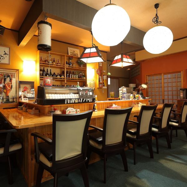 【洗練された和の空間で美食を堪能】珠亭のホールは、美しく彫り込まれた鳥の彫刻が目を引く、上品で落ち着いた空間が広がっています。カウンター席が8席、6名様用のテーブル席が1卓ございますので、お一人様でじっくりと料理を味わいたい時や、少人数での語らいにも最適です◎洗練された雰囲気の中でお楽しみください。