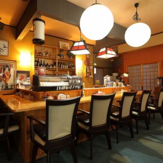 혼자 마시거나 데이트는 물론, 소인원으로의 이용에도 최적입니다.활기찬 주방의 모습을 바라보면서, 갓 튀긴 튀김이나 갓 구운 생선 등 갓 만든 요리를 바로 맛볼 수 있는 호화!