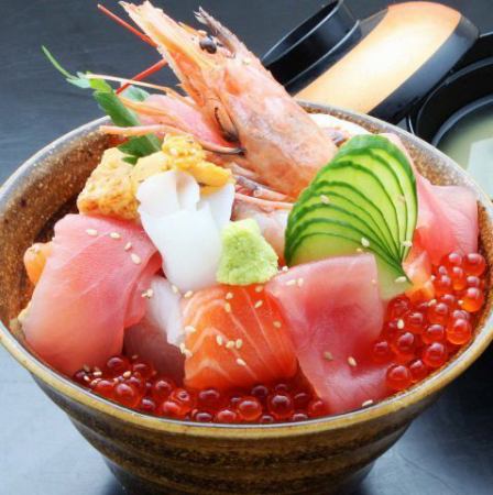 名物の海鮮丼。ぜひご賞味あれ！！！