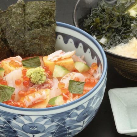 名物の海鮮丼。ぜひご賞味あれ！！！