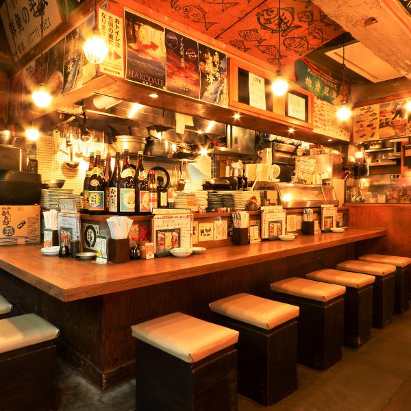 The interior of the store has a nostalgic feel despite its motley atmosphere, making it a relaxed and fun space.If you sit shoulder to shoulder at the counter, you'll find yourself drinking buddies with strangers before you know it... Feel free to come alone too! Perfect for a quick drink after work or a quick drink.