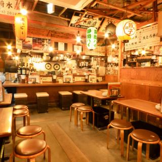 【桌席】宴会最多可容纳30人。餐厅内部虽然氛围杂乱，但却充满怀旧气息，是举办休闲欢迎会或欢送会的理想场所。