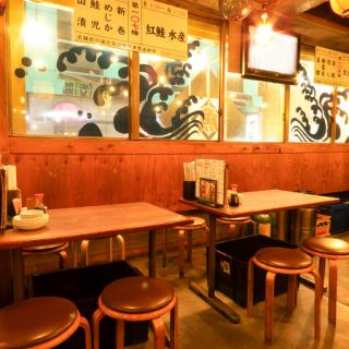 [桌席] 这里非常适合休闲聚会，大家可以坐在一起，在热闹的氛围中分享饮料。