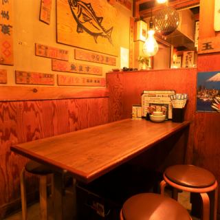 【桌席】位于餐厅后方的桌席最多可容纳11人。用隔板隔开，可以打造半包厢空间。