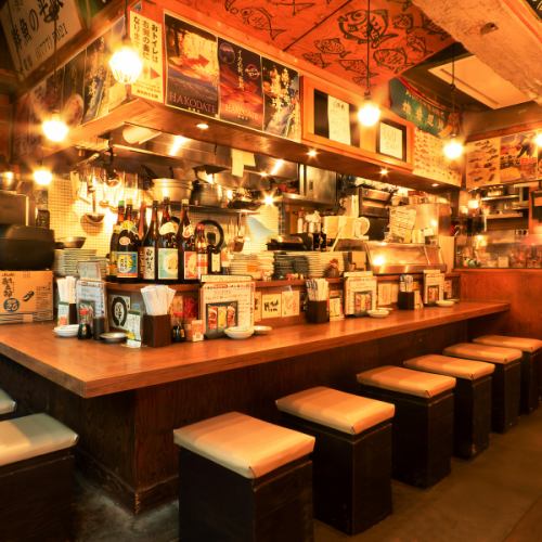 静岡にある酒場横丁の雰囲気をイメージした店内