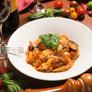 Homemade bacon and mozzarella with basil and tomato fettuccine