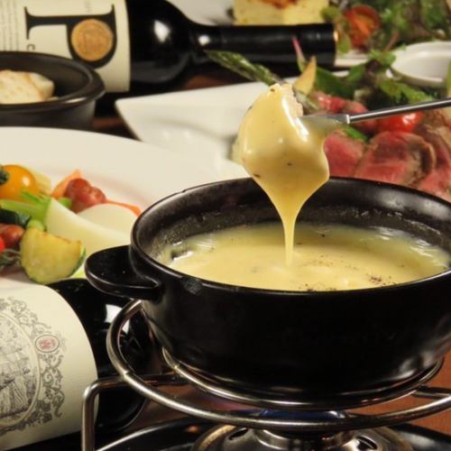 Rich and creamy cheese fondue (1 portion)