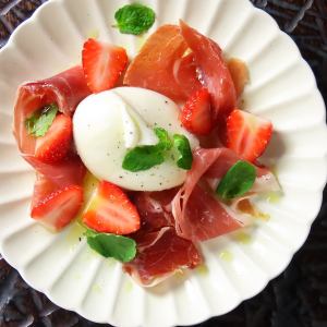 丸ごとブッラータと苺と生ハムのカプレーゼ