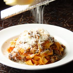 星空の黒牛とフォアグラの自家製ボロネーゼ フェットチーネ