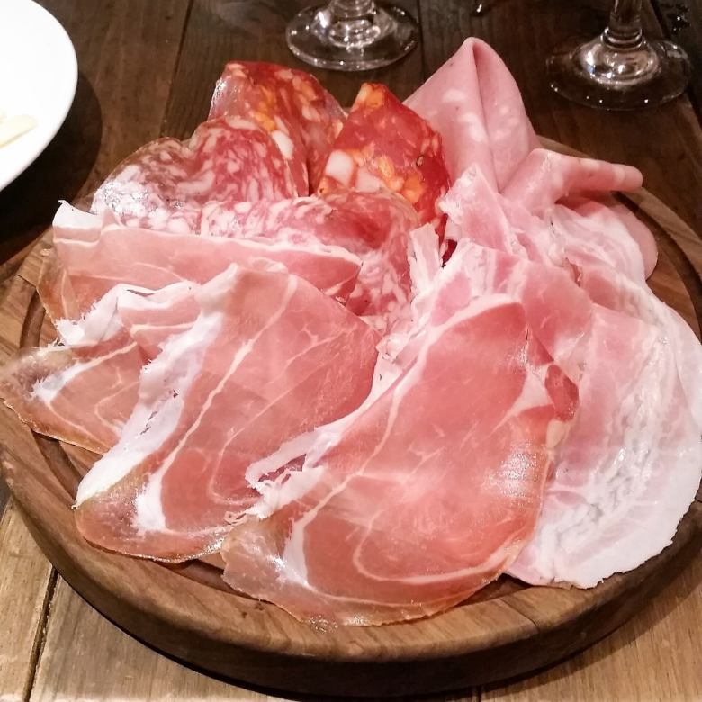 Assorted 5 kinds of prosciutto and salami from all over Italy