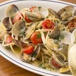 Plenty of live clams and cherry tomatoes "spaghetti"