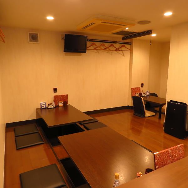 広々とした小上がり・掘りごたつ席で、最大26名様までの大人数でもご利用いただけます。お履き物を脱いで上がって頂きますので、お子様連れのお客様も安心！快適な空間でお寛ぎ頂けます。