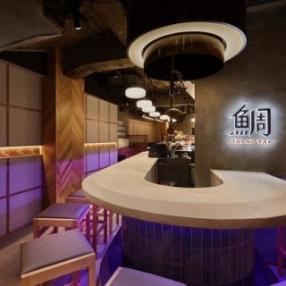 お1人様でも気楽にお座りいただけるカウンター席では、お料理とお酒をじっくり楽しんでください。職人の粋な包丁裁きにも注目！
