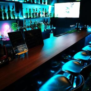 Counter seats with lively bartenders are popular with regular customers!