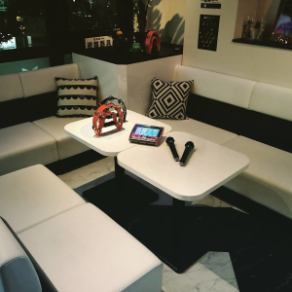 The sofa seats on the 2nd floor can be reserved for private use! You can enjoy karaoke and darts while having a drink!