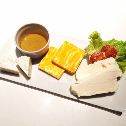 Assortment of 3 kinds of recommended cheese