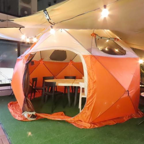 최대 10명까지 앉을 수 있는 테라스의 돔 텐트석