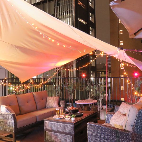 可以欣赏夜景的露台座位是餐厅的一大亮点，天气好的时候，您还可以在露台上举办宴会。也很适合私人聚会！