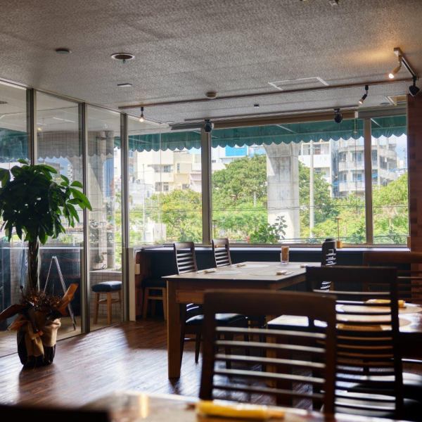 落ち着いた隠れ家のような雰囲気が魅力です！静かな環境で、ゆったりとした時間を過ごせる特別な空間が広がっています。心地よいインテリアと温かみのある照明が、リラックスした食事を演出。大切な人との食事や友人との集まりにぴったりです♪お待ちしております！