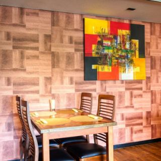 4名掛けのテーブル席を4つご用意しております。少人数での食事やデートにも最適な落ち着いた雰囲気が漂っています。ゆったりとお食事を楽しめるお席です◎