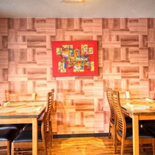 テーブルをつなげることで大人数でのご利用も可能です！友人や家族との集まり、パーティーなど、さまざまなシーンに対応いたします。楽しいひとときをお過ごしください♪