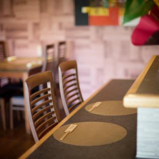 カウンター席は6席ご用意しております。お一人様や少人数でのご利用に最適で、リラックスした雰囲気の中でお食事をお楽しみいただけます。お仕事帰りのちょっとした息抜きや、お友達との軽いお食事にもぴったりな場所です。