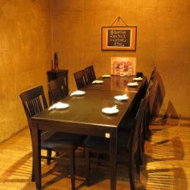 個室的テーブル２名~4名様 2席・テーブル５名~8名様２席あります。デート・プチ宴会に最適です。