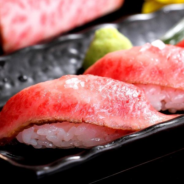 Carefully selected parts of the highest grade A5 rank Japanese black beef with excellent tenderness, flavor, and texture [Japanese black beef roast beef sushi]