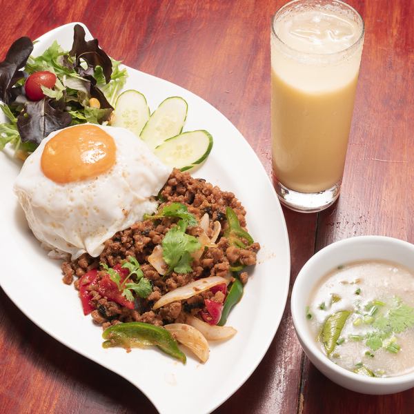 Open from 11:00 to 17:00! Very popular lunch ☆ "Curry set lunch" or "Thai lunch" that you can choose from