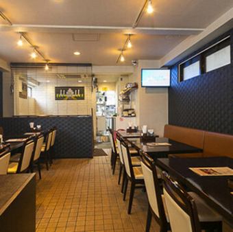 広々として清潔感のある店内は、最大40名様までゆったりとお過ごしいただけます◎異国情緒あふれるアジアン風情を味わいながらのお食事は格別です♪ご家族でのご利用やお仕事帰りの一杯など、多彩なシーンで本格インド&タイ料理をご堪能ください。