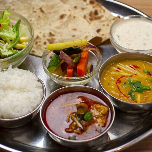チキンやマトン、シーフード、ダールなど色々なカレー◎